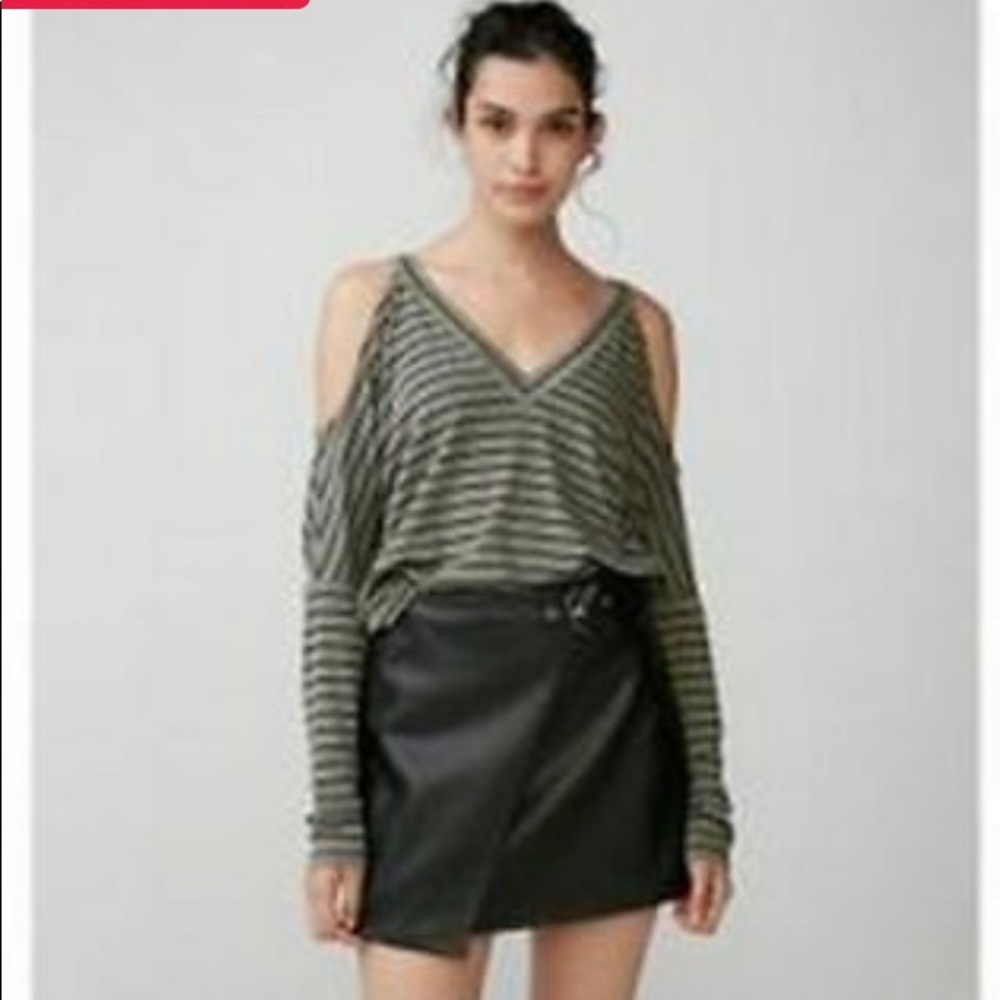 Cold shoulder EXPRESS shirt